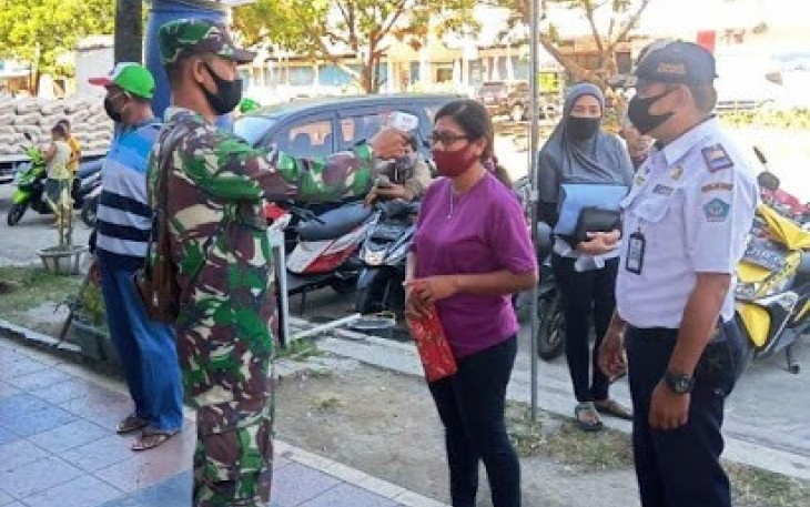 Personil Koramil 1301/Bitung bersama Dishub kota Bitung lakukan pemeriksaan suhu tubuh kepada warga