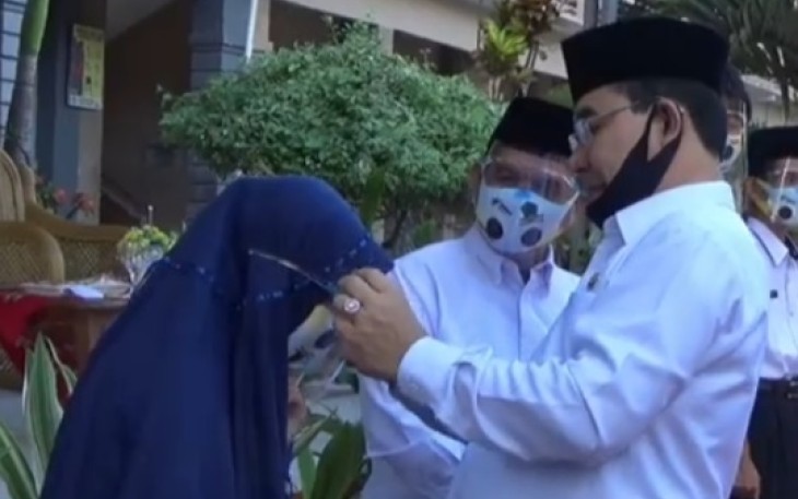HomeRejang LebongBupati Ahmad Hijazi, Secara Simbolis Bagikan 147 Ribu Masker Dan Face Shield Bupati Ahmad Hijazi, Secara Simbolis Bagikan 147 Ribu Masker Dan Face Shield Sarana PublikAugust 26, 2020  Bupati Ijazih Pasangkan Masker Ke Siswi