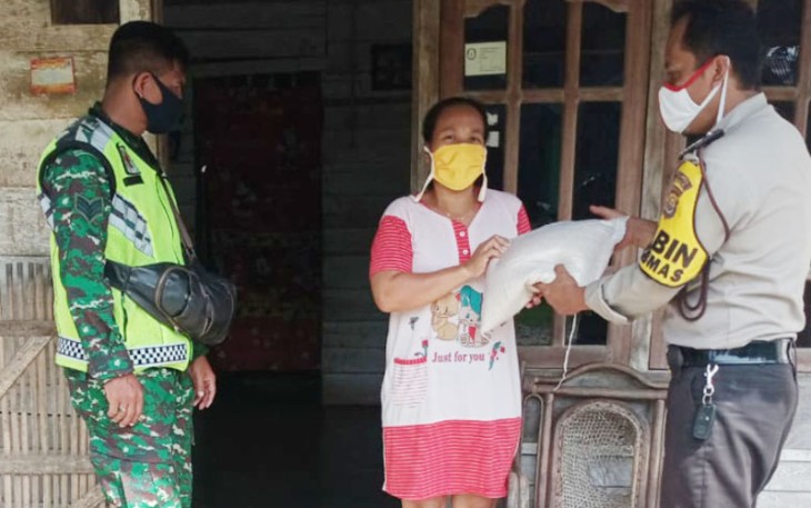 Polsek Jajaran Polres Seluma Bagikan Beras Polri
