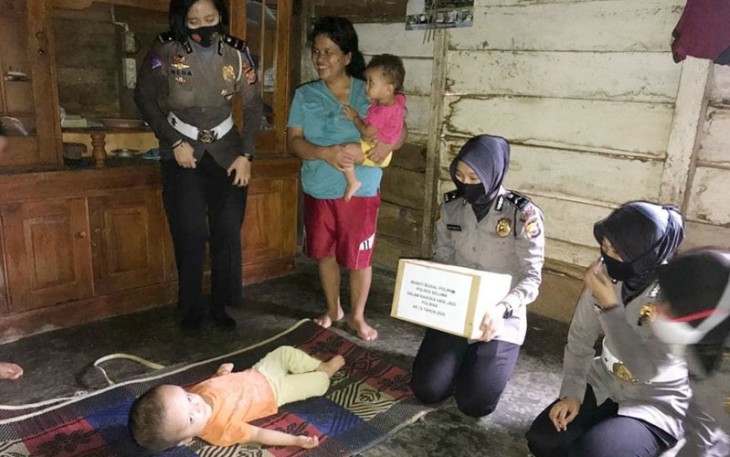 Polwan beri paket sembako ke Daniel yang berumur 3 tahun pengidap hidrocephalus