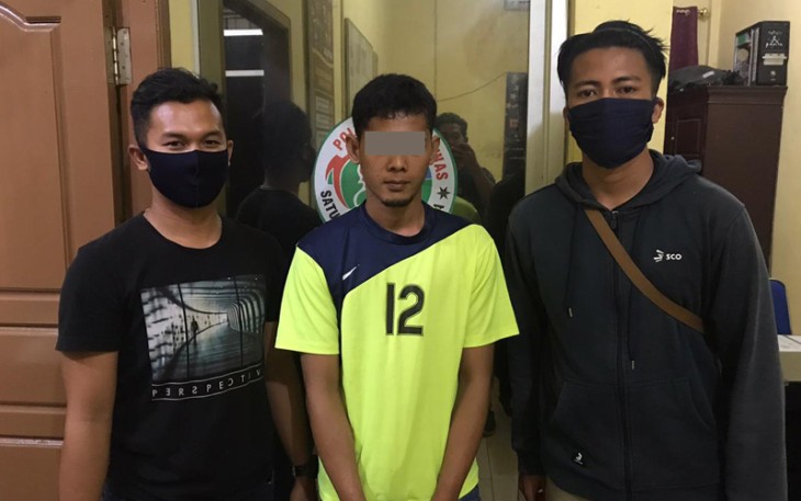 Terduga pelaku (tengah) saat diamankan