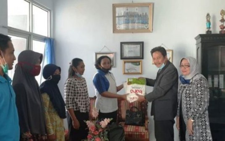 Ketua Komisi IV DPRD Provinsi Bengkulu Edison Simbolon Serahkan APD  di Puskesmas Air Periukan