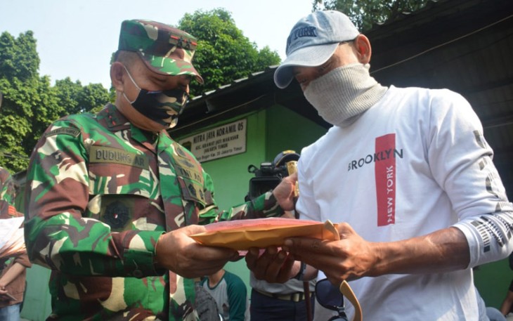Pangdam Jaya Serahkan Langsung Biaya Ganti Rugi dan Santunan Kepada Korban Insiden Kerusuhan Oknum TNI di Ciracas