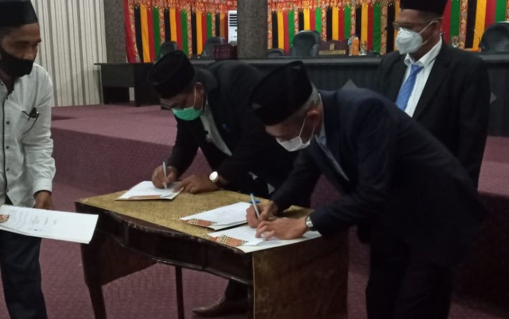 Bupati Aceh Singkil Dulmusrid bersama pimpinan Dewan saat menandatangani nota KUPA-PPAS setempat tahun 2020.