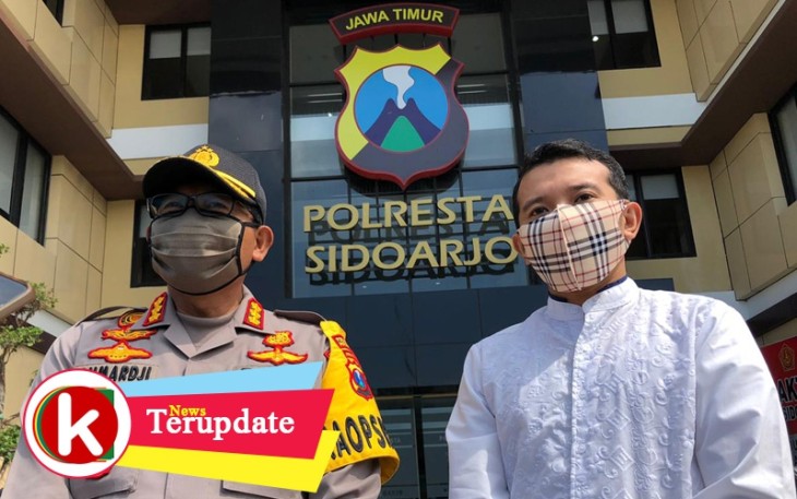 Anggota komisi E DPRD Jatim Adam Rusydi (kanan)