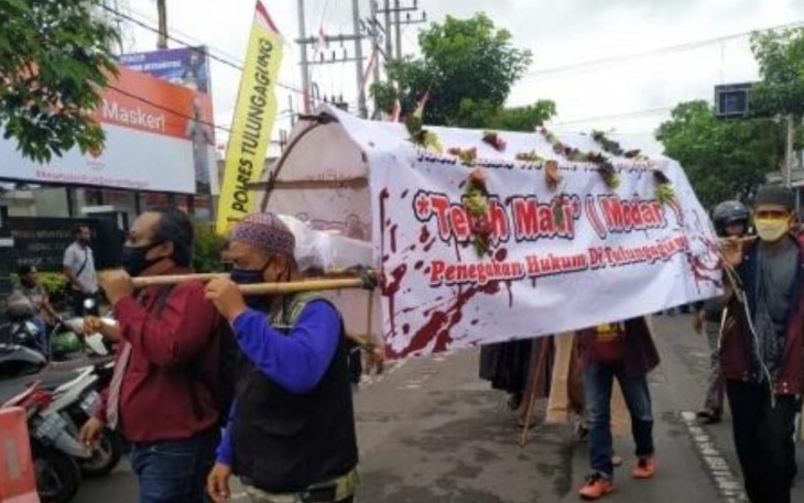 Massa Tulungagung Pikul Keranda Mayat saat Aksi Demo