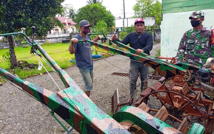 TNI Kreatif Berinovasi Merevolusi Warna Hand Traktor Jadi Motif Loreng Agar Lebih Familiar Bagi Petani
