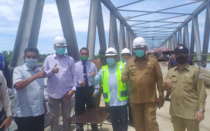 Plt.Gubernur Aceh Nova Iriansyah didampingi Bupati Aceh Singkil Dulmusrid beserta rombongan saat meninjau pembangunan jembatan Singkil - Kuala Baru.