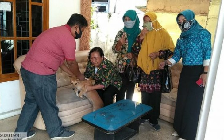 Kepala Dispangtan Kota Bengkulu Syahrul Tamzie Berikan Vaksin 
