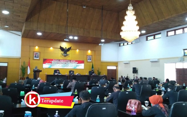 Rapat Paripurna DPRD Kota Blitar Penyampaian PU Fraksi Tentang APBD-P 2020 dan Jawaban Walikota Blitar Atas PU Fraksi (foto: Faisal NR / Klikwarta.com) 