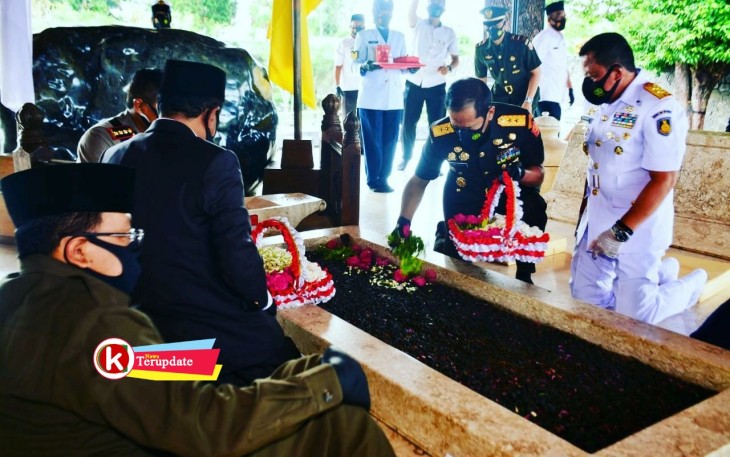 Pangdam V/Brawijaya Mayjen TNI Widodo Iryansyah Menabur Bunga ke Pusara Bung Karno (foto: Faisal NR / Klikwarta.com) 