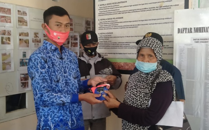 Pemdes Cimungkal Bagikan Masker Tahap II