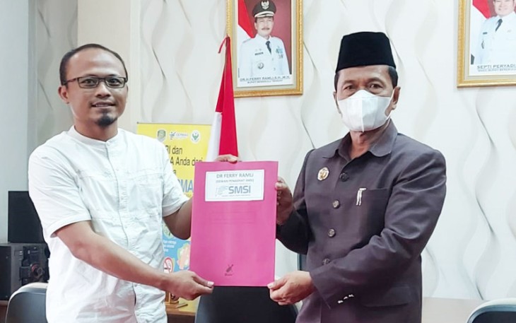 Dr Ferry Ramli (kanan) Terima SK Dewan Penasihat SMSI 