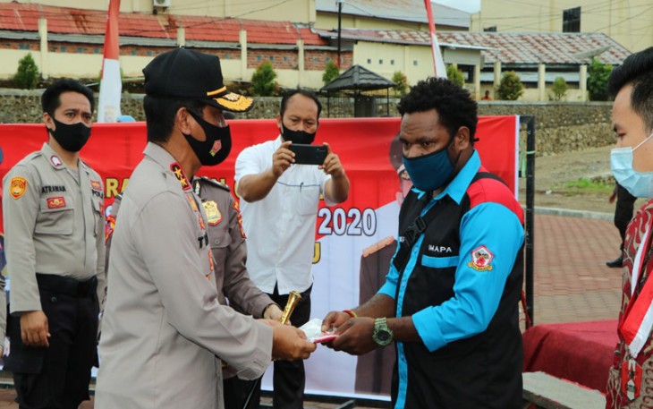 Kapolda Bengkulu Irjen Pol Drs Teguh Sarwono M.Si saat bagikan masker