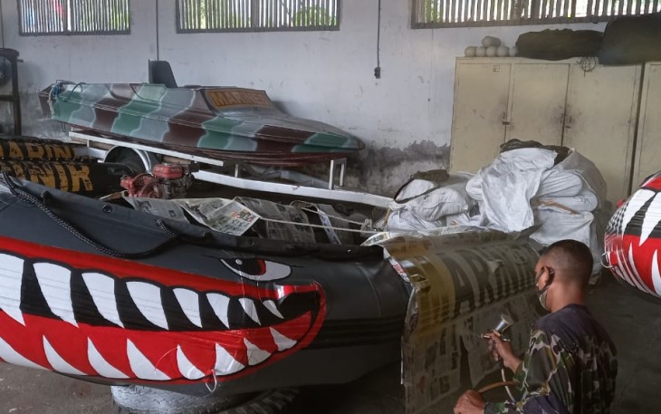 Yonmarhanlan VIII Bitung Laksanakan Perawatan Dan Pemeliharaan Perahu Karet