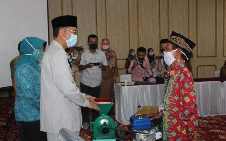 Bupati Musirawas H. Hendra Gunawan menyerahkan bantuan kepada pelaku UMKM Senin (21/9).