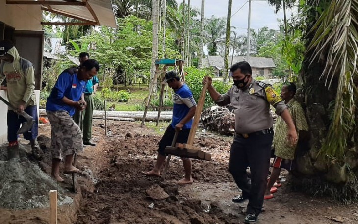 Bhabinkamtibmas Polsek Lubuk Pinang Bedah Rumah Warga Kurang Mampu