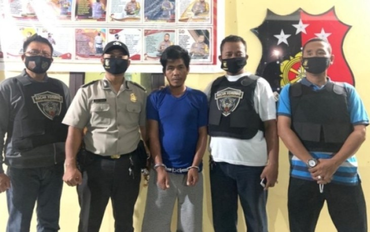 Tersangka (tengah) saat diamankan