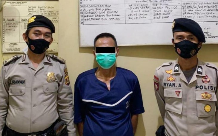 Tersangka (tengah) saat diamankan