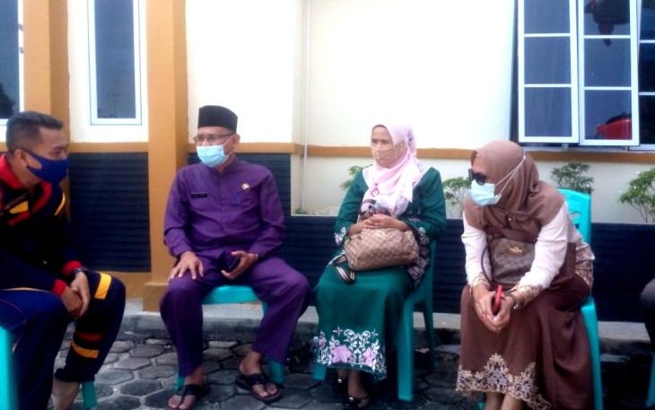 Kadinsos Bintan Edi Yusri (pakai Peci) saat berada di Kantor Desa Kuala Sempang