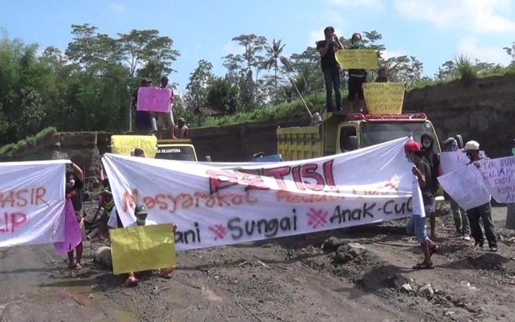  Ratusan Warga Desa Margo Urip Kecamatan Ngancar Kabupaten Kediri Menggelar Aksi damai Tolak Kegiatan Tambang Pasir Liar