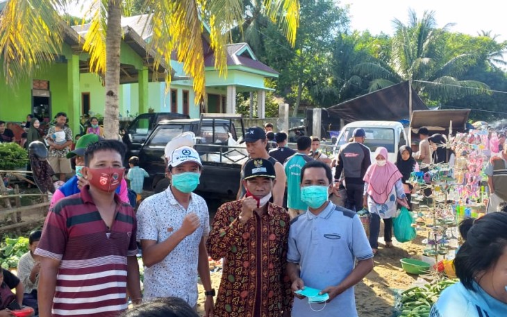 APSB Bagikan Ratusan Masker di Pasar Tumbuan