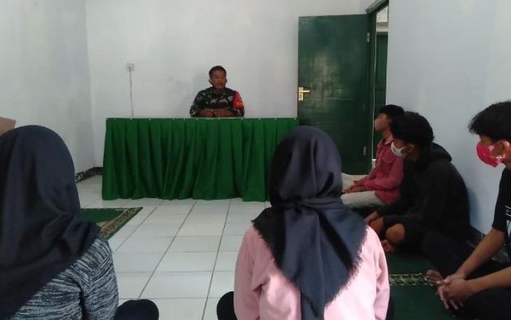 Proses Pembelajaran Para Siswa Didampingi Langsung Anggota Babinsa Koramil 1905/Jtl Peltu Geger Yudianto. (Foto: klikwarta.com)