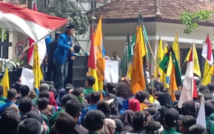 Gabungan Mahasiswa di DPRD Tulungagung Tolak Omnibus Law