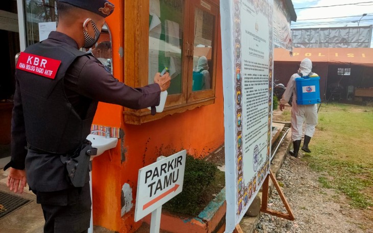 Unit KBR Satbrimobda Polda Bengkulu Semprot Disinfektan di Kantor Bawaslu