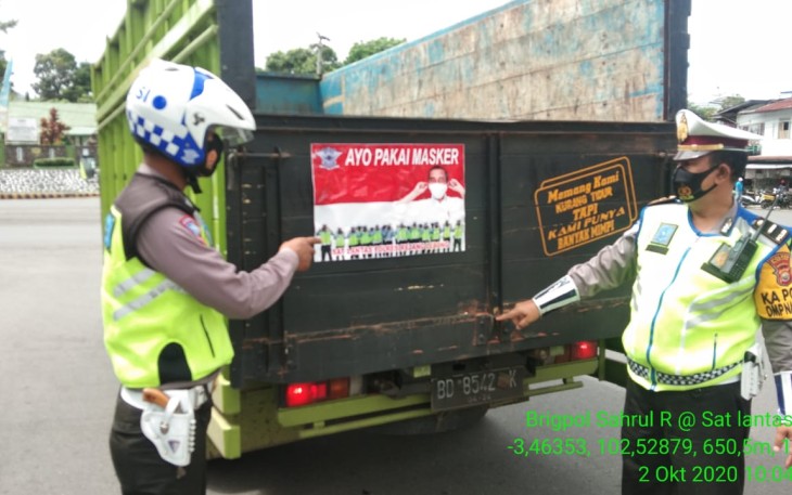 Polres Rejang Lebong Pasang Stiker Ajakan Dikendaraan