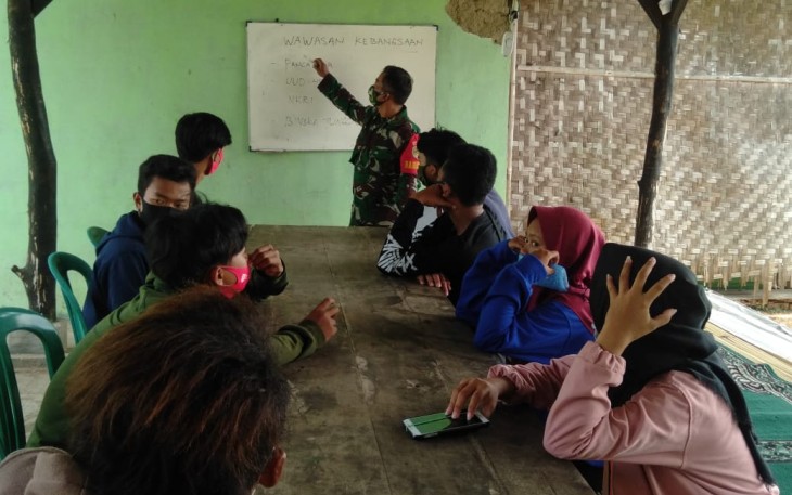 Anggota Babinsa Koramil Jatiluhur Peltu Geger Yudianto. Beri Pembekalan Wawasan Kebangsaan Kepada Siswa Siswi (Foto: iik/klikwarta)