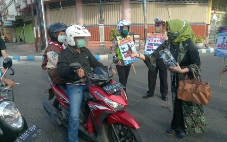 Pengusaha Batik Tulungagung Bagikan Masker