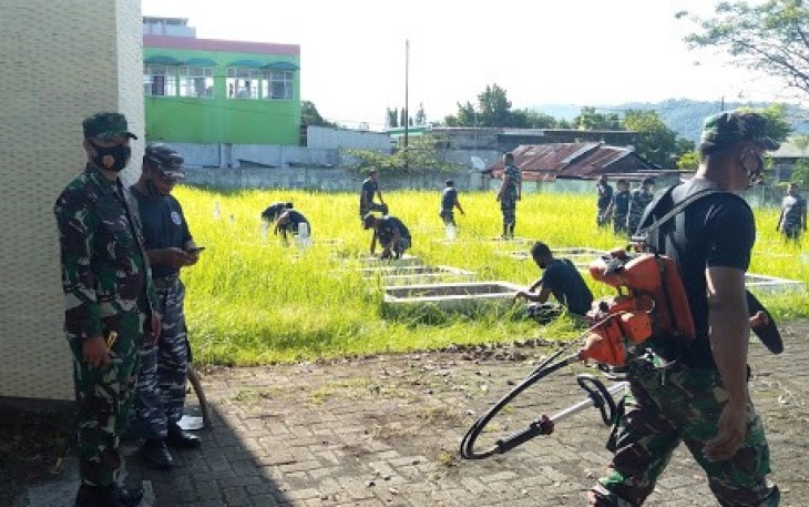 Personil TNI yang berada di wilayah kota Bitung bersihkan taman makam pahlawan (TMP)