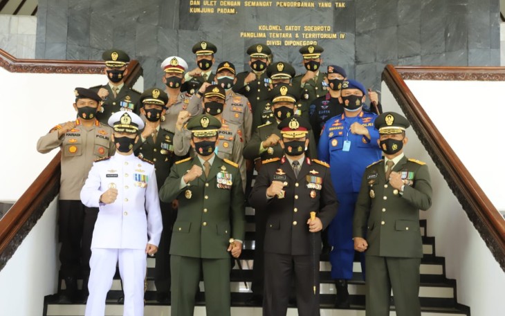 Kapolda Jateng Beri Kejutan Untuk Pangdam IV Diponegoro