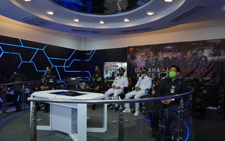 Dandim 0736 Batang Letkol Inf Dwison Evianto dan Bupati Batang Wihaji bersama Kapolres Batang AKBP Edwin Louis Sengka serta Forkopimda memperingati HUT ke 75 TNI secara virtual di Ruang Command Center Kabupaten Batang, Senin (5/10/2020).