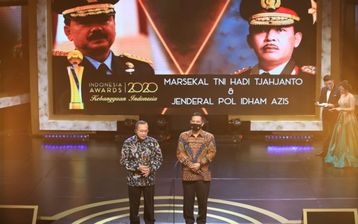 Panglima TNI Marsekal Hadi Tjahjanto dan Kapolri Jenderal Polisi Idham Azis meraih Penghargaan Tokoh Publik pada Indonesia Awards 2020 di MNC Conference Hall, iNews Tower, MNC Center Kebon Sirih Jakarta pada Rabu, 7/10/2020