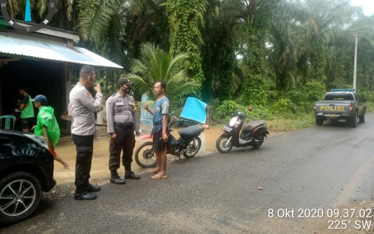 Kapolsek Semidang Alas IPDA Nopriza SHi Cek Rumah Warga Terdampak Banjir