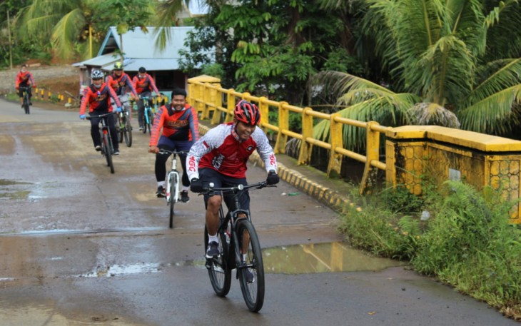 Kapolres Mukomuko AKBP Andy Arisandi SH SIK MH dan Komandan Kodim 0428 Letkol Inf Y M Teguh Edy Pamungkas Gowes Bersama