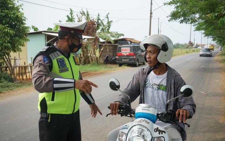 Polres Batang lakukan razia masker di Jalan Sultan Agung. Sabtu 10/10/2020