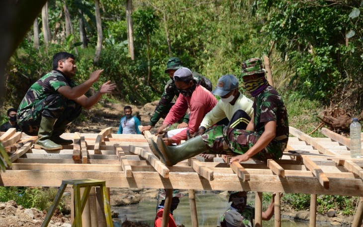 Satgas TMMD Karanganyar bersama warga membuat jembatan penghubung antara Dusun Sonosari dan Dusun Trugo, Senin, 12/10/2020