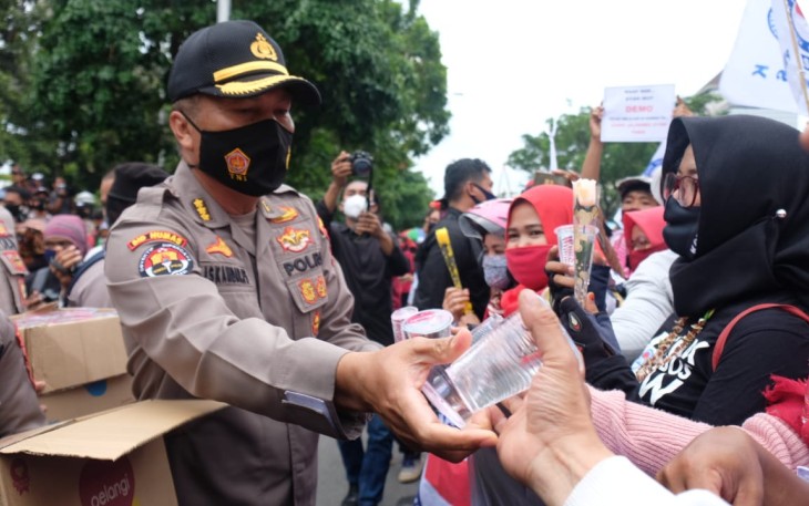 Kabidhumas Polda Jawa Tengah Kombes Pol Iskandar Fitriana Sutisna membagikan air mineral kepada pendemo di depan Gedung DPRD Jateng. Senin 12/10/2020