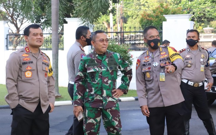 Kapolda Jawa Tengah Irjen. Pol. Drs. Ahmad Luthfi ditemani Pangdam IV Diponegoro Mayjen TNI Bakti Agus Fadjari memantau langsung unjuk rasa tolak UU Cipta Kerja yang  terjadi di Kota Magelang. Selasa, 13/10/2020