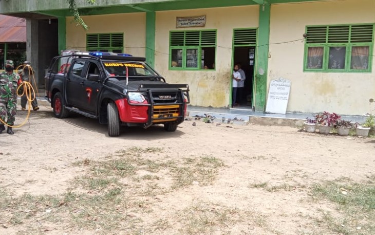 Brimob bersama TNI Sosialisasi Protokol Kesehatan dan Semprot Disinfektan