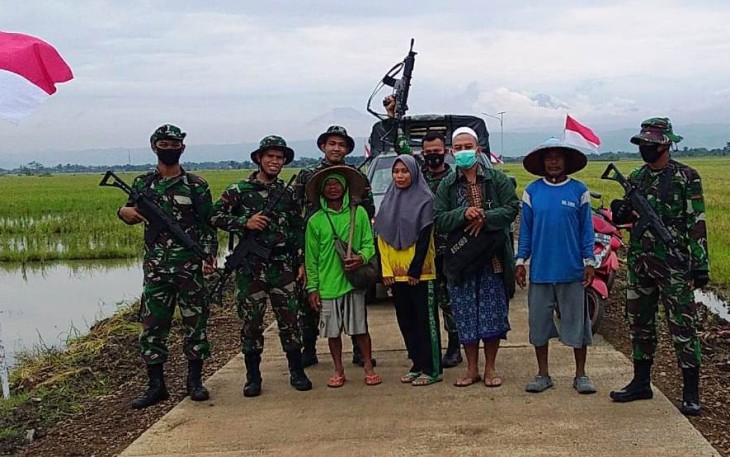 Warga Sendang Kulon foto bersama satgas di lokasi TMMD, Rabu 21/10/2020