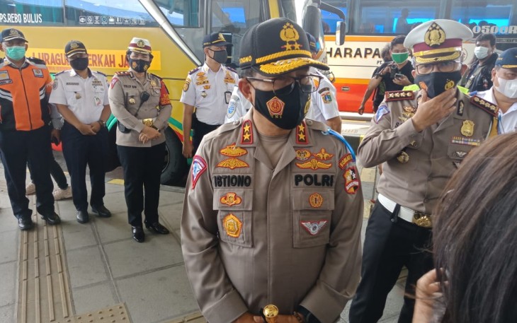 Kakorlantas Polri Irjen Pol Drs Istiono MH memantau sejumlah fasilitas dan sarana lalulintas umum menjelang masa libur panjang akhir pekan dan hari besar Maulid Nabi Muhammad di Terminal Pulo Gebang, Senin (26/10/2020).