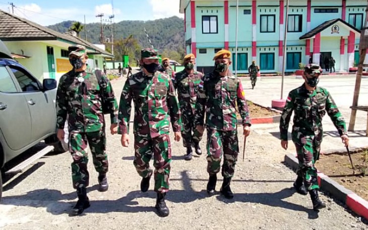 Kepala Staf Kodam IV/Diponegoro Brigjen TNI Widi Prasetijono didampingi Asisten Operasi Kasdam IV/Diponegoro Kolonel Inf Djarot Suharso, S.I.P., meninjau langsung Satgas Yonarmed 3/105 Tarik yang melaksanakan penugasan pengamanan perbatasan RI-RDTL Sektor Barat disambut oleh Dansatgas Yonarmed 3/105 Tarik, Letkol Arm Laode Irwan Halim, S.I.P., M.Tr. (Han)., di Makosatgas, Desa Eban, Kecamatan Miomaffo Barat, Kabupaten Timor Tengah Utara, Nusa Tenggara Timur, Rabu (28/10/2020).   