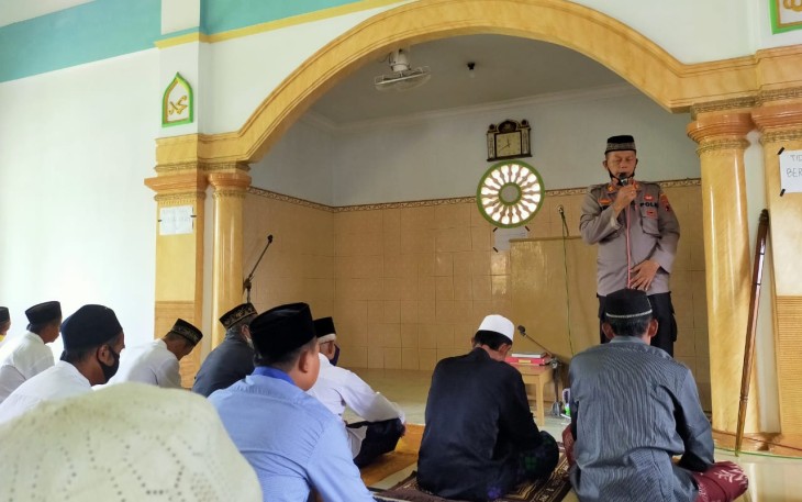Kapolsek Tersono Polres Batang AKP Akhmad Almunasifi bersama Wakapolsek Iptu Margo melaksanakan Safari Jumat Keliling di Masjid Nurul Huda Desa Tegalombo kecamatan Tersono kabupaten Batang,  Jumat (30/10/2020).