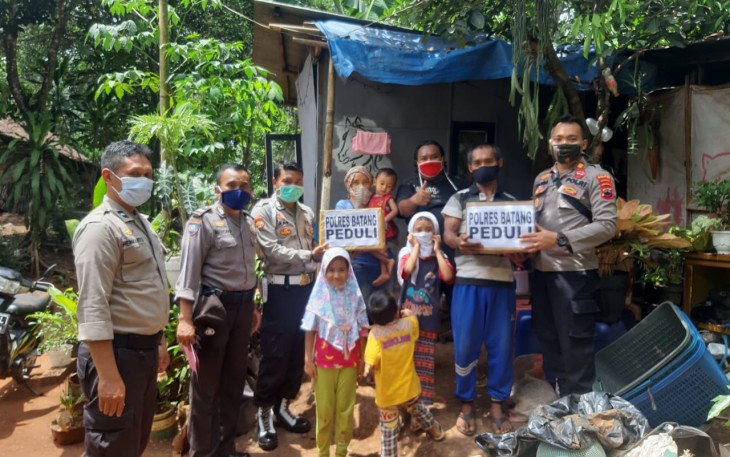Kepala Kepolisian Sektor Limpung Polres Batang Polda Jawa Tengah AKP Yorisa Prabowo didampingi Kanit Binmas Aiptu Sutijono, Kanit Sabhara Aipda Hermanto dan Kanit Provos Bripka Arif Efendi menyerahkan paket sembako pada Usup (41) warga Dukuh Gedong Desa Timbang Rt. 009 Rw. 003 kecamatan Banyuputih kabupaten Batang, Jumat ( 30/10/2020 )