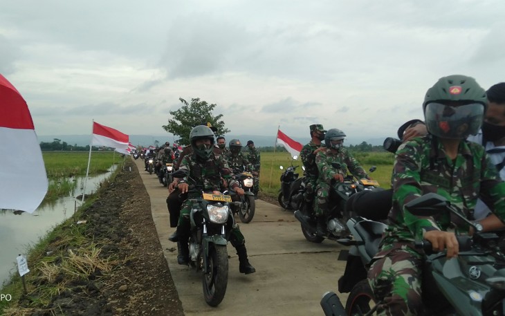 Danrem Kolonel Infantri Ari Yulianto, Sip.beserta rombongan naik motor KLX menuju lokasi TMMD, Rabu 21/10/2020