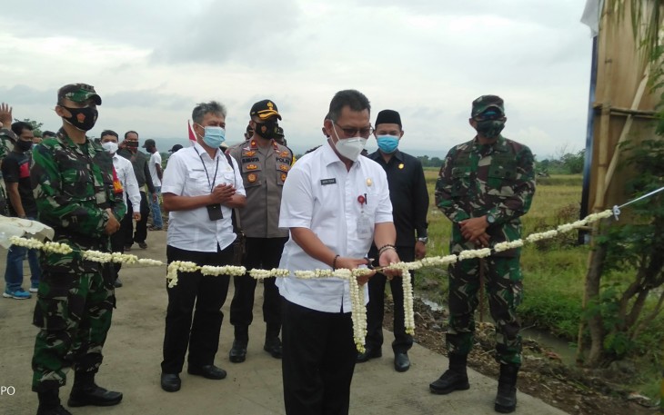 Sekda Kabupaten Kendal Moh. Toha melakukan pemotongan pita di jalan penghubung Dukuh Pening dan Desa Sendang Kulon, Rabu 21/10/2020.